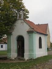https://upload.wikimedia.org/wikipedia/commons/thumb/2/2e/S%C3%BDrovice_kaple.JPG/1024px-S%C3%BDrovice_kaple.JPG