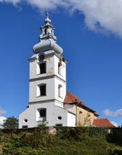 https://upload.wikimedia.org/wikipedia/commons/thumb/f/f6/Velk%C3%A1_Chmeli%C5%A1tn%C3%A1_2015-09-28_Kostel_svat%C3%A9ho_Bartolom%C4%9Bje.jpg/1280px-Velk%C3%A1_Chmeli%C5%A1tn%C3%A1_2015-09-28_Kostel_svat%C3%A9ho_Bartolom%C4%9Bje.jpg