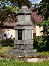 https://upload.wikimedia.org/wikipedia/commons/thumb/c/cf/Velk%C3%A1_Chmeli%C5%A1tn%C3%A1_2015-09-28_Pomn%C3%ADk_padl%C3%BDm.jpg/1280px-Velk%C3%A1_Chmeli%C5%A1tn%C3%A1_2015-09-28_Pomn%C3%ADk_padl%C3%BDm.jpg