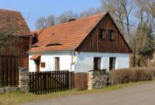 https://upload.wikimedia.org/wikipedia/commons/thumb/3/33/Ho%C5%99ovi%C4%8Dky%2C_Vrbice%2C_small_house.jpg/1280px-Ho%C5%99ovi%C4%8Dky%2C_Vrbice%2C_small_house.jpg