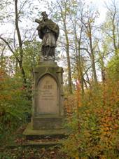 Dymokury, socha svatho Jana Nepomuckho.jpg