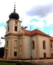 Zmek Loue - kostel.JPG