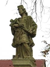 Loue, socha svatho Jana Nepomuckho (horn) na kiovatce Nymbursk Vlkavsk.jpg