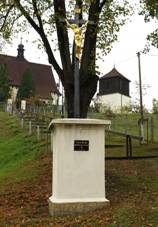 Mcely, krucifix pod alej ke kostelu.jpg