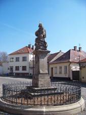 Nymburk, Kosteln nmst, socha sv. Jana Nepomuckho.jpg