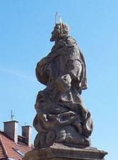 Nymburk, Kosteln nmst, socha sv. Jana Nepomuckho.jpg