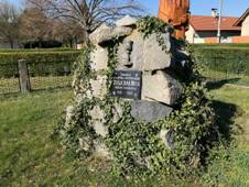 Pehled pamtnku Jana Husa v Pstech v okrese Nymburk.jpg