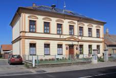 https://upload.wikimedia.org/wikipedia/commons/thumb/d/d9/Vestec%2C_municipal_office.jpg/1024px-Vestec%2C_municipal_office.jpg