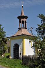 kaplika na kraji vesnice