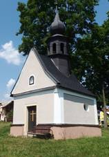 Kaple sv. Jana a Pavla z 18. stolet�, p�ed n� k��-pomn�k s n�meck�mi n�pisy, kter� jako jedin� v republice p�ipom�n� rakousko-italskou v�lku v roce 1866