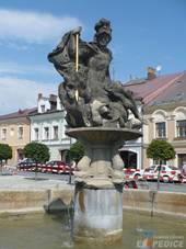 http://www.krasnecesko.cz/foto/o30580-1-Kasna-se-sochou-sv.Jiriho-na-Palackeho-namesti-Policka.jpg