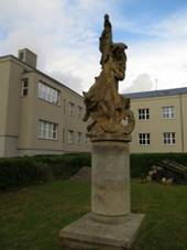 Polika, socha Nae osvobozen.JPG