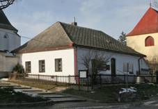 Mstsk dm - domek hrobnka (Polika).JPG