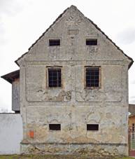 https://upload.wikimedia.org/wikipedia/commons/thumb/1/1a/Babice%2C_granary_at_No.11%2C_gable.jpg/800px-Babice%2C_granary_at_No.11%2C_gable.jpg