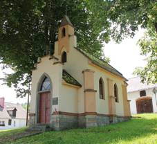 https://upload.wikimedia.org/wikipedia/commons/thumb/2/21/Bo%C5%99anovice%2C_Vimperk%2C_kaple.jpg/800px-Bo%C5%99anovice%2C_Vimperk%2C_kaple.jpg