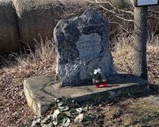 https://upload.wikimedia.org/wikipedia/commons/thumb/9/9f/Hlavatce_%28CB%29%2C_memorial_to_1957_aircraft_accident_01.jpg/1024px-Hlavatce_%28CB%29%2C_memorial_to_1957_aircraft_accident_01.jpg