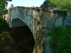 https://upload.wikimedia.org/wikipedia/commons/thumb/a/a1/Lekarova_Lhota%2C_most_01.jpg/1024px-Lekarova_Lhota%2C_most_01.jpg