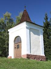 https://upload.wikimedia.org/wikipedia/commons/thumb/b/b0/Chapel_in_Lsteni_in_Prachatice_District.JPG/1024px-Chapel_in_Lsteni_in_Prachatice_District.JPG
