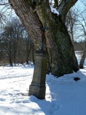 DolnÃ Sn›Å¾nÃ¡, wayside cross (01).jpg