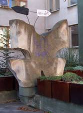 Nad Kajetnkou 9, plastika u koly.jpg