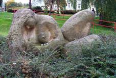 Bevnov, socha lec eny v parku u polikliniky.jpg