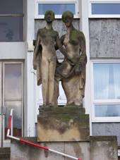 Koltorova, poliklinika Pod Marjnkou, socha Matka se synem.jpg