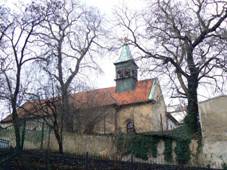 Kostel svatho Klimenta v Holeovicch, pohled ze Skaleck ulice.jpg