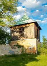 Doln Chabry kostel a zvonice 2.jpg