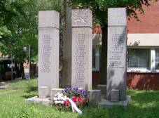 Doln Chabry, Spoick, pomnk u koly.jpg