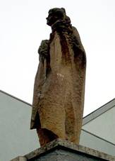 Praha, Hloubtn, Star Hloubtn, socha u baznu.JPG