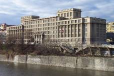 Praha, Holeovice, Budova Prahy 7.JPG