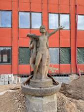 Praha Hrdlorezy Ceskobrodska 32a plastika 2.jpg