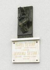 Pamtn deska obtem okupace 1939-45 na budov Mstskho adu v Klecanech (Q94442077) 01.jpg