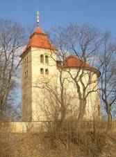 Kostel svatho Petra a Pavla, ped kterm je patrn val zpadn strany opevnn akropole