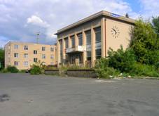 Pohled na ndran budovu z ulice Ped ndram