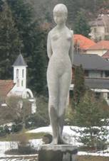 Socha dvky v arelu vodrny v Podmorni (Q66564776) 02.jpg