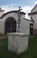 Overview of wayside cross at Jlovisk street in Lipence, Prague.jpg