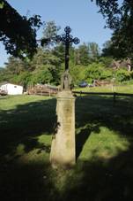 Overview of wayside cross at dol hvzd street in Lipence, Prague.jpg