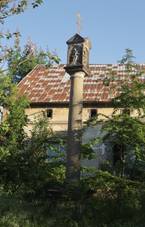 Overview of Wayside shrines at Dolnoernoick street in Lipence, Prague.jpg