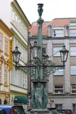 Praha, Mal Strana - Draickho nmst, kandelbr.jpg