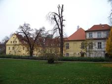 Nosticova 4 a 6 pes zahradu.jpg