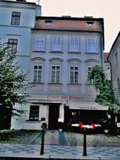 Praha, dm U Zlatho helmu.jpg