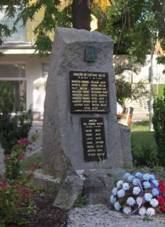 Pomnk padlm v Radonicch u Prahy ped obecnm domem (Q66565651) 01.jpg