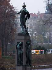 Smchov, socha Vltavy a relify Otavy a Berounky.jpg