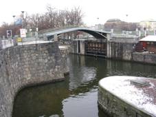 Most na Dtsk ostrov a vrata plavebn komory.jpg