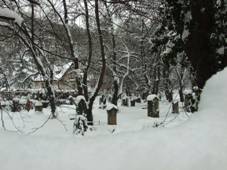 Praha, Smchov, Bertramka, hbitov pod snhem.JPG