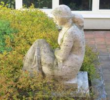 Socha dvky v atriu polikliniky Prosek (Q64815292) 02.jpg