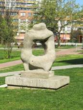 Plastika Polibek mezi domy v ulici Litvnovsk ve Stkov (Q64815299) 01.jpg