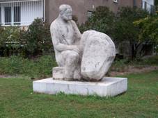 Plastika u domu Na Petinch 30.jpg