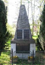 Pomnk obtem 1. a 2. svtov vlky v Malch iovicch (Q66565535).jpg